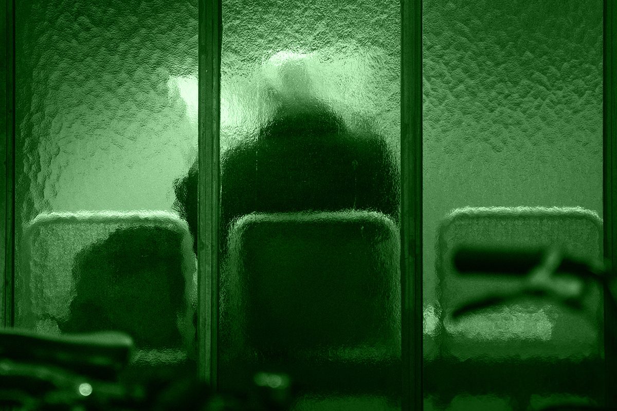 Dieci casi di difesa per infermità mentale che hanno diviso tribunali e opinione pubblica tra assoluzioni, condanne e controversie giudiziarie.