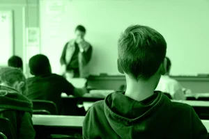Cinque casi reali di bullismo in Italia che hanno segnato il dibattito pubblico, tra responsabilità scolastiche e testimonianze cruciali.