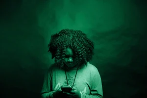 Bambina con un telefono cellulare in mano, simbolo dei casi reali di cyberbullismo che hanno colpito minori.