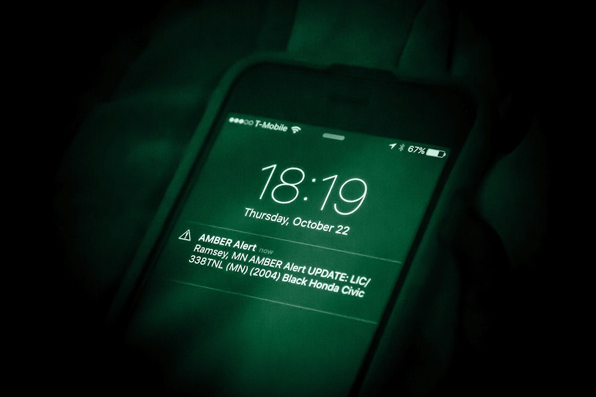 Notifica di un'AMBER Alert su un iPhone, simbolo dei casi risolti con il sistema dedicato alla scomparsa dei minori