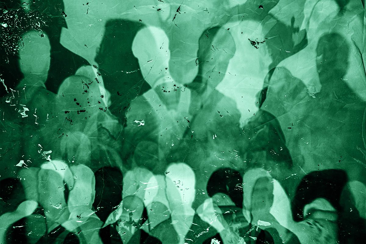 Gruppo di silhouette non identificabili, simbolo di cold case internazionali risolti tra il 2006 e il 2010.
