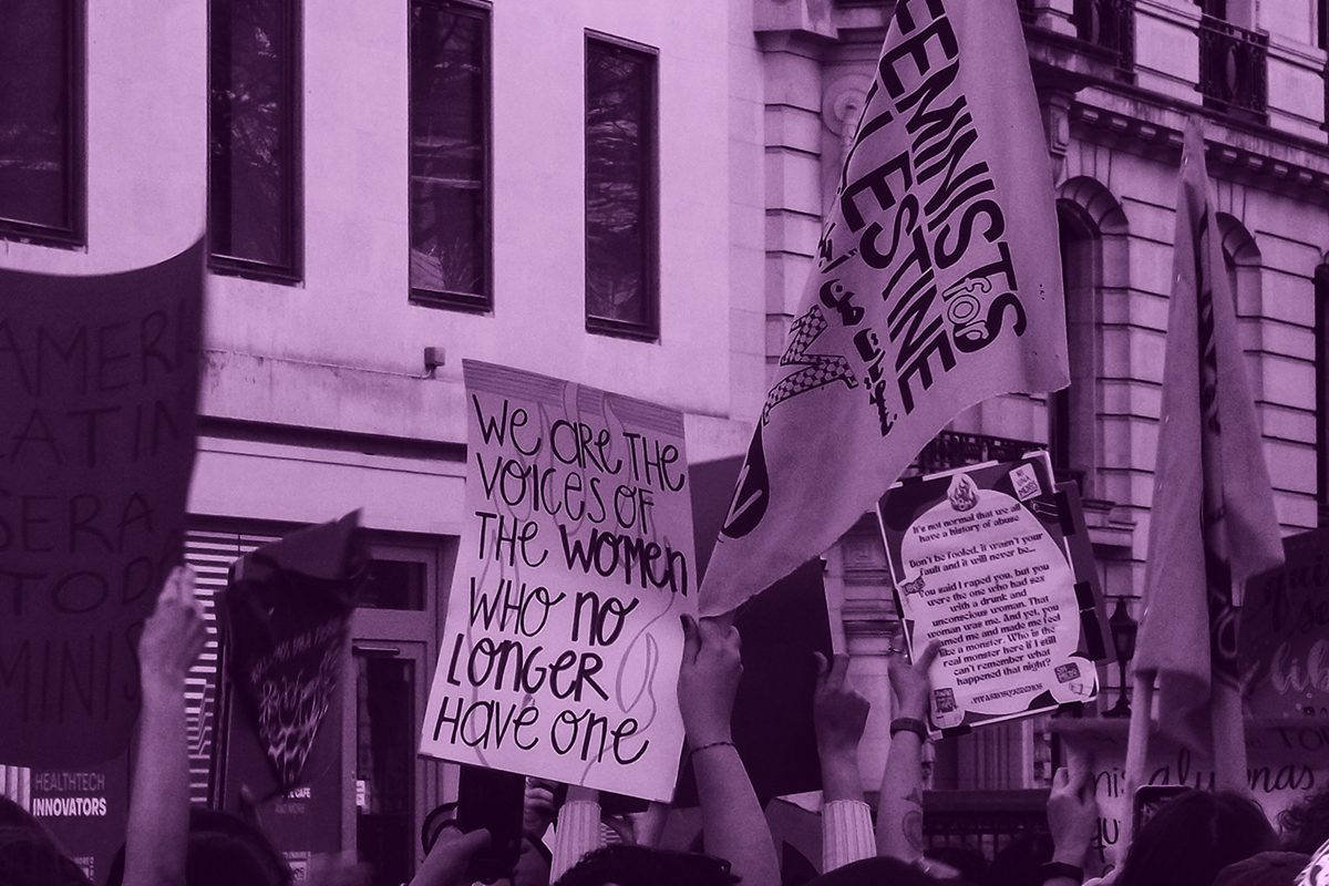Un gruppo di donne che protesta per i diritti delle donne.