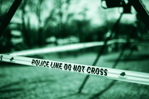 Cosa si intende per scena del crimine? Nastro della polizia che delimita il luogo di un delitto.