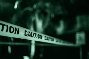 Nastro che delimita la scena del crimine simbolo dei casi reali legati a veri serial killer che ispirano gli episodi di Criminal Minds nella prima, seconda, terza, quarta, quinta, sesta, settima, ottava, nona, decima, undicesima, dodicesima, tredicesima, quattordicesima e quindicesima stagione parte uno, parte due e parte tre.