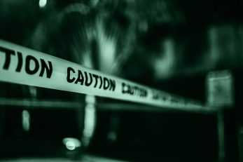 Nastro che delimita la scena del crimine simbolo dei casi reali legati a veri serial killer che ispirano gli episodi di Criminal Minds nella prima, seconda, terza, quarta, quinta, sesta, settima, ottava, nona, decima, undicesima, dodicesima, tredicesima, quattordicesima e quindicesima stagione parte uno, parte due e parte tre.