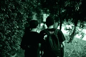 Due adolescenti che camminano di spalle, simbolo di crimini compiuti da adolescenti.