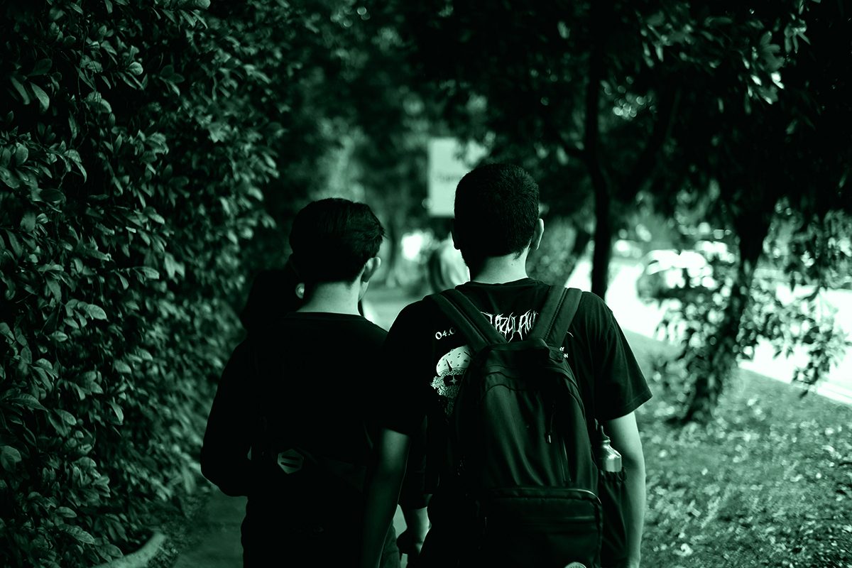 Due adolescenti che camminano di spalle, simbolo di crimini compiuti da adolescenti.
