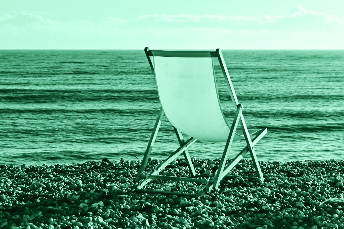 Sedia a sdraio in riva al mare che simbolizza il periodo dell'anno in cui sono avvenuti i crimini estivi che hanno sconvolto l'Italia.