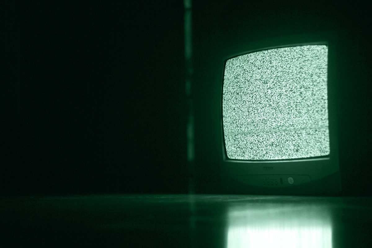 Una tv con schermo disturbato che simboleggia la disturbante visione di crimini in diretta.