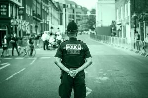 Poliziotto inglese di spalle che simboleggia le forze dell'ordine che indagarono su alcuni dei delitti più discussi del Regno Unito.