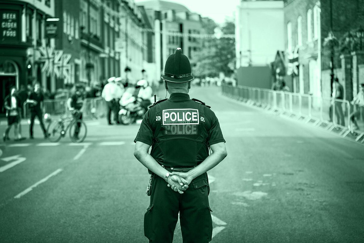 Poliziotto inglese di spalle che simboleggia le forze dell'ordine che indagarono su alcuni dei delitti più discussi del Regno Unito.