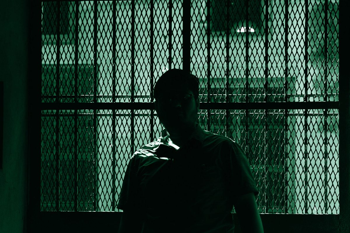Uomo in prigione che simboleggia i disturbi di personalità più comuni tra criminali e serial killer.