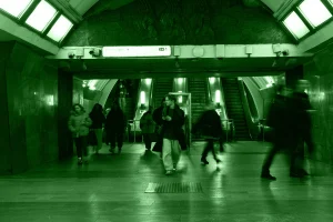Cos’è l’effetto spettatore: psicologia, esperimenti e casi reali che spiegano perché il singolo non interviene quando si trova in gruppo.