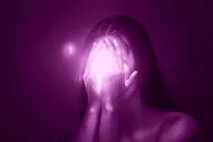 Donna con il volto coperto, senza identità, che simboleggia le vittime nelle statistiche sui femminicidi commessi in Italia nel 2025
