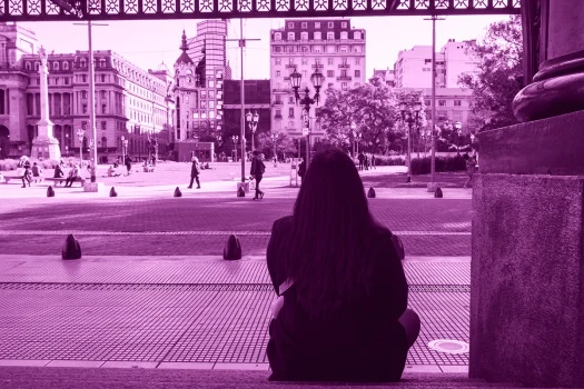Il femminicidio di Delfina Aimino a Córdoba sconvolge Villa María. Arrestato l’autore: la comunità chiede giustizia e memoria.