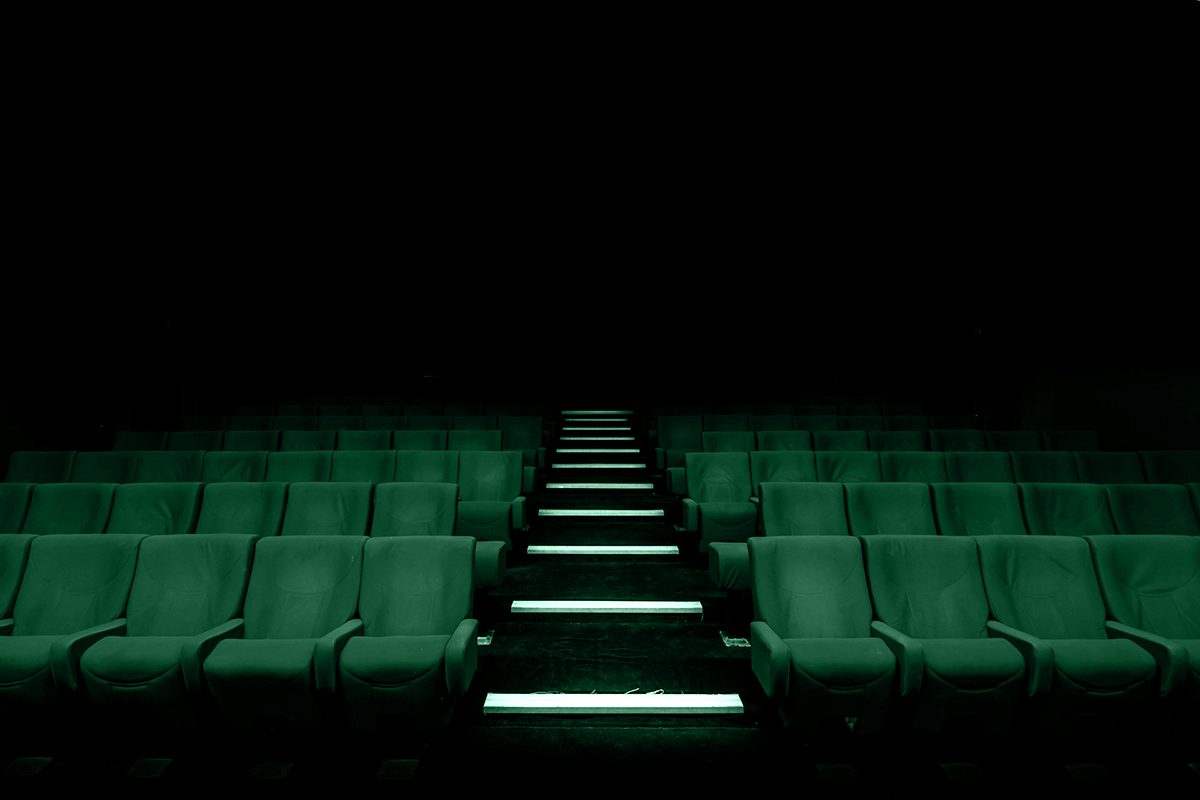 Sala cinematografica inquietante che richiama la messa in onda di film horror ispirati a crimini veri.
