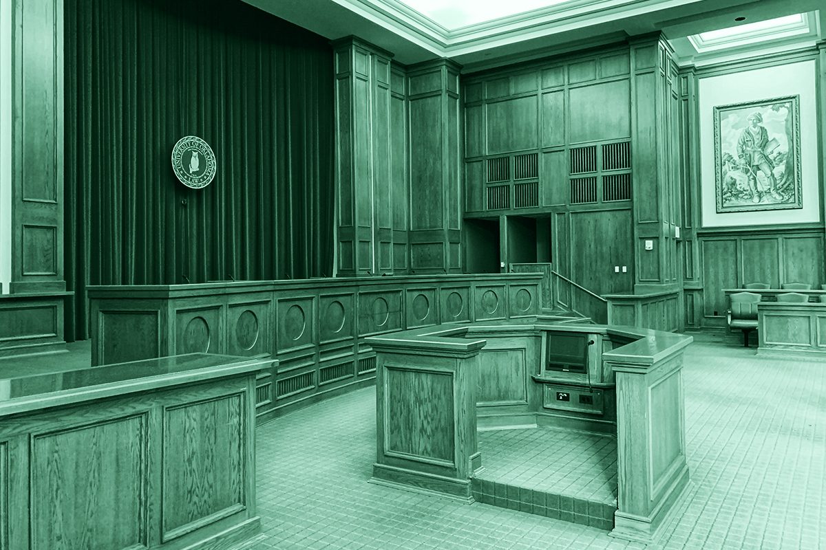 Aula di tribunale che rappresenta il luogo in cui sono state pronunciate frasi inquietanti da imputati apparentemente normali e insospettabili