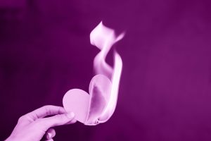 Cuore di carta che brucia, simbolo si amore tossico scaturito da frasi tipiche e comportamenti del gaslighting