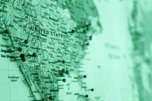 Mappa degli Stati Uniti con puntine che delimitano zone d'interesse, simbolo della profilazione geografica.