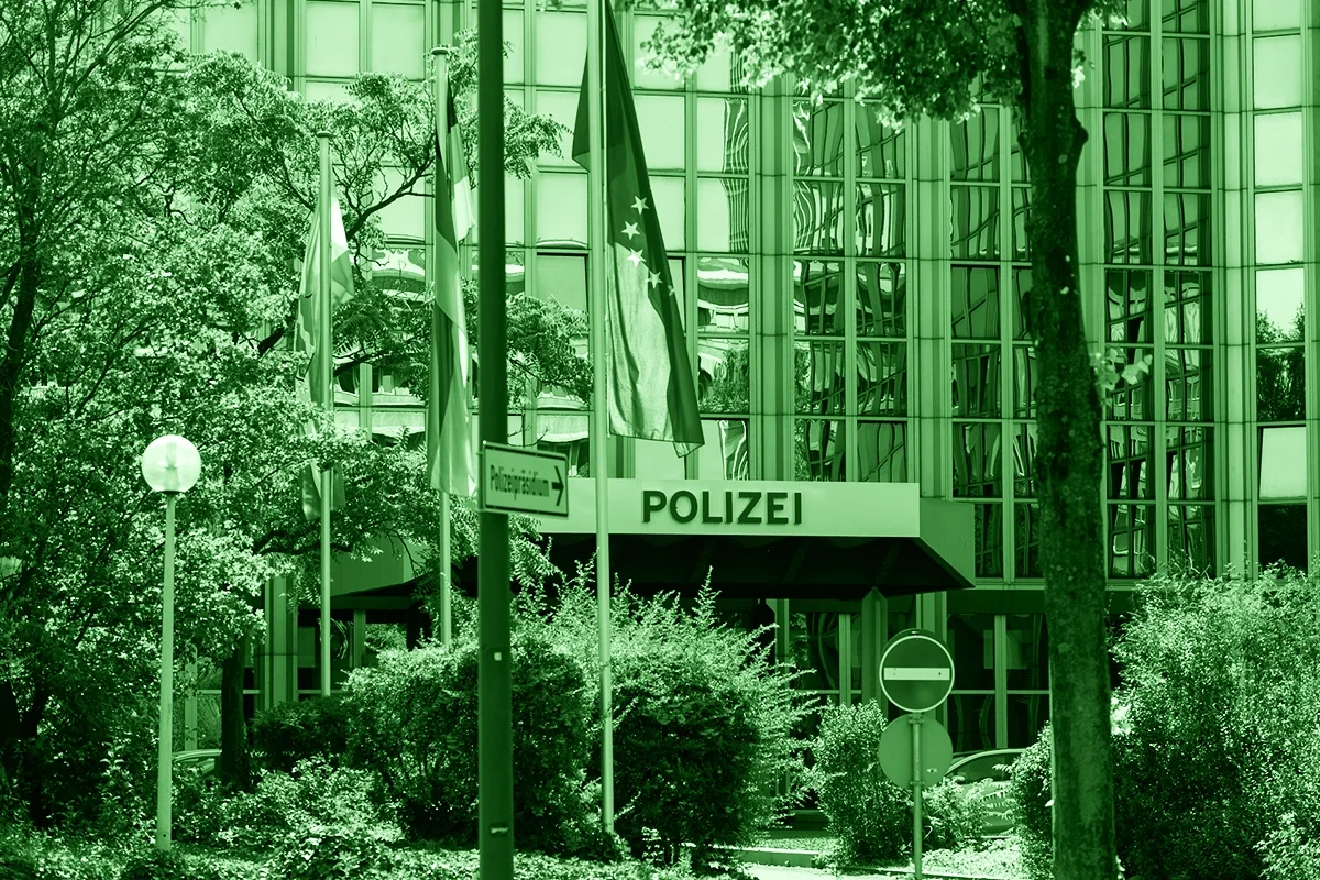 Un bidello ha drogato, stuprato e filmato la moglie dal 2018 al 2024 in Germania: è stato condannato a otto anni e mezzo di carcere.