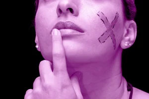 Il 25 novembre si celebra la Giornata contro la violenza sulle donne: storia, simboli e memoria delle vittime di femminicidio.