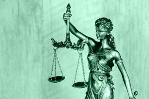 Statua della dea bendata con bilancia in mano, simbolo di giustizia imparziale e equilibrio tra legge e verità: fondamentale nel rapporto tra giustizia e razza.
