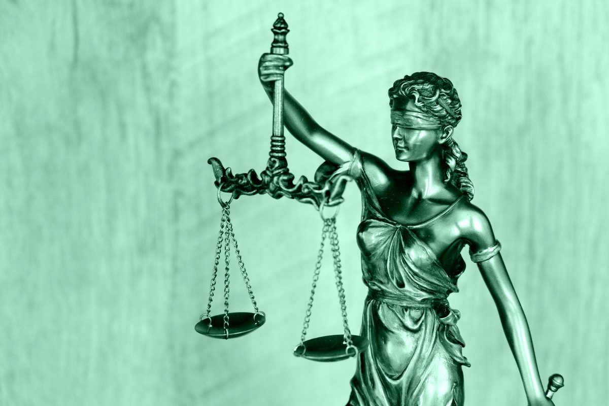 Statua della dea bendata con bilancia in mano, simbolo di giustizia imparziale e equilibrio tra legge e verità: fondamentale nel rapporto tra giustizia e razza.