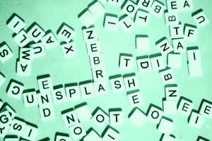 Mosaico di parole che simboleggia la linguistica forense