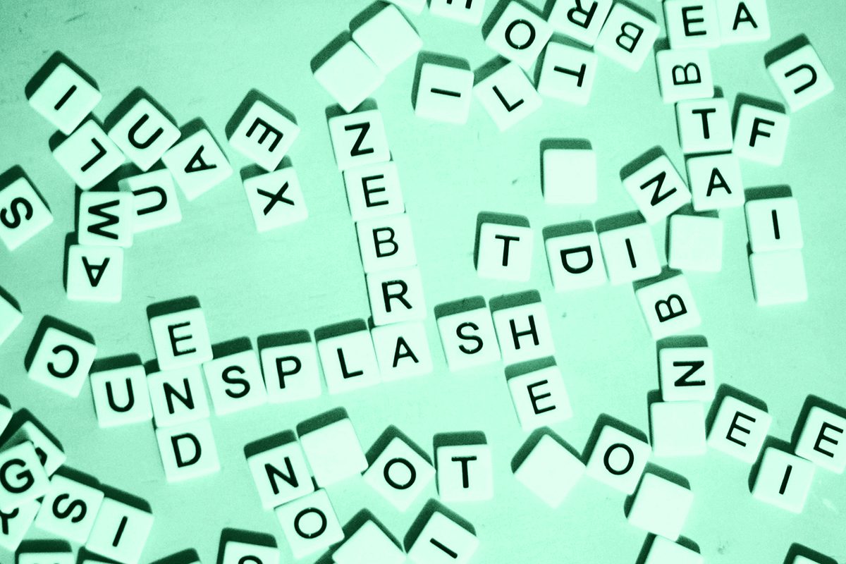 Mosaico di parole che simboleggia la linguistica forense