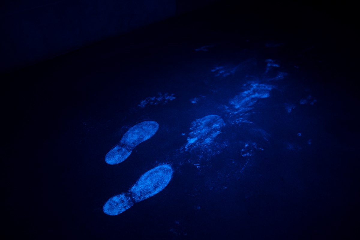 Tracce di sangue e impronte di scarpe rilevate con il luminol