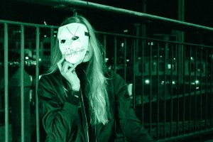 Persona che indossa una maschera, simbolo di machiavellismo.