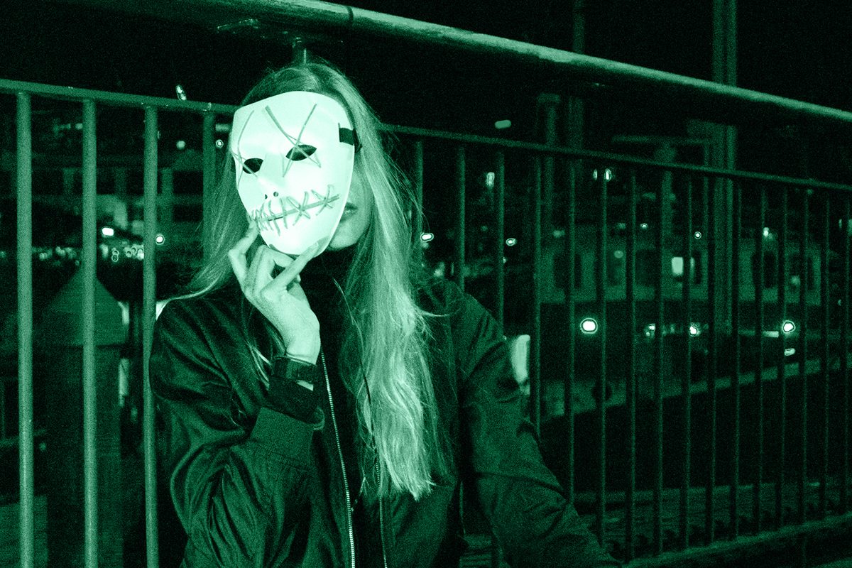 Persona che indossa una maschera, simbolo di machiavellismo.