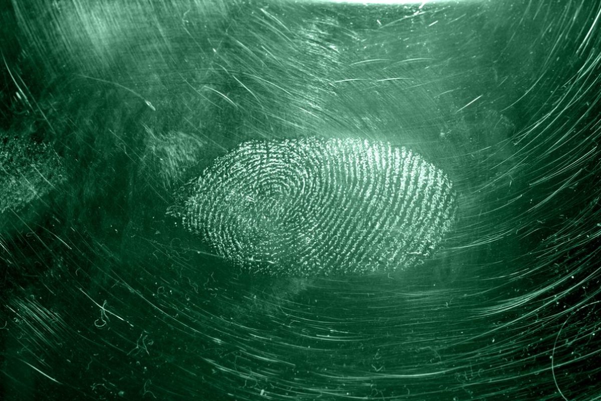 Impronta digitale simbolo di prove celate in oggetti comuni che hanno risolto crimini reali