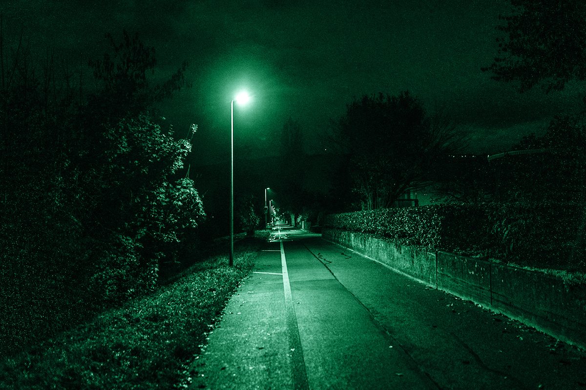 Strada rurale americana di notte illuminata da una luce fioca che rievoca il luogo in cui è avvenuto l'omicidio di Kaylin Gillis, la ragazza uccisa per aver imboccato con l'auto un vialetto sbagliato