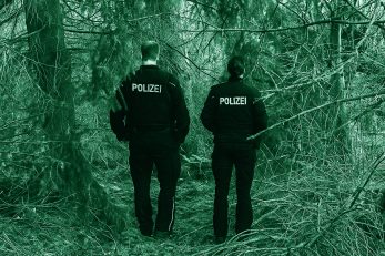 Poliziotti sulla scena del crimine dell'omicidio di Frauke Liebs. Immagine generata con AI.