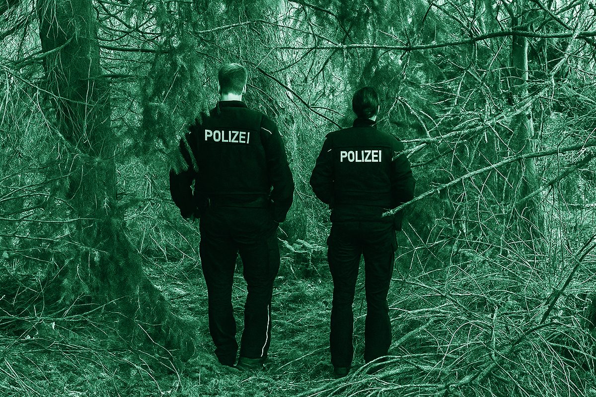 Poliziotti sulla scena del crimine dell'omicidio di Frauke Liebs. Immagine generata con AI.