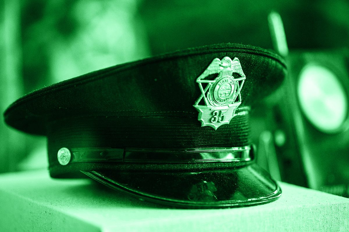 Cappello in dotazione alle autorità, parte della divisa indossata anche dai poliziotti che si sono rivelati essere serial killer.