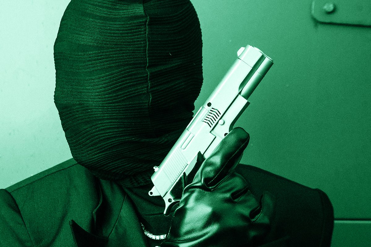 Assassino con il volto mascherato, simbolo del proxy killer o assassino per procura