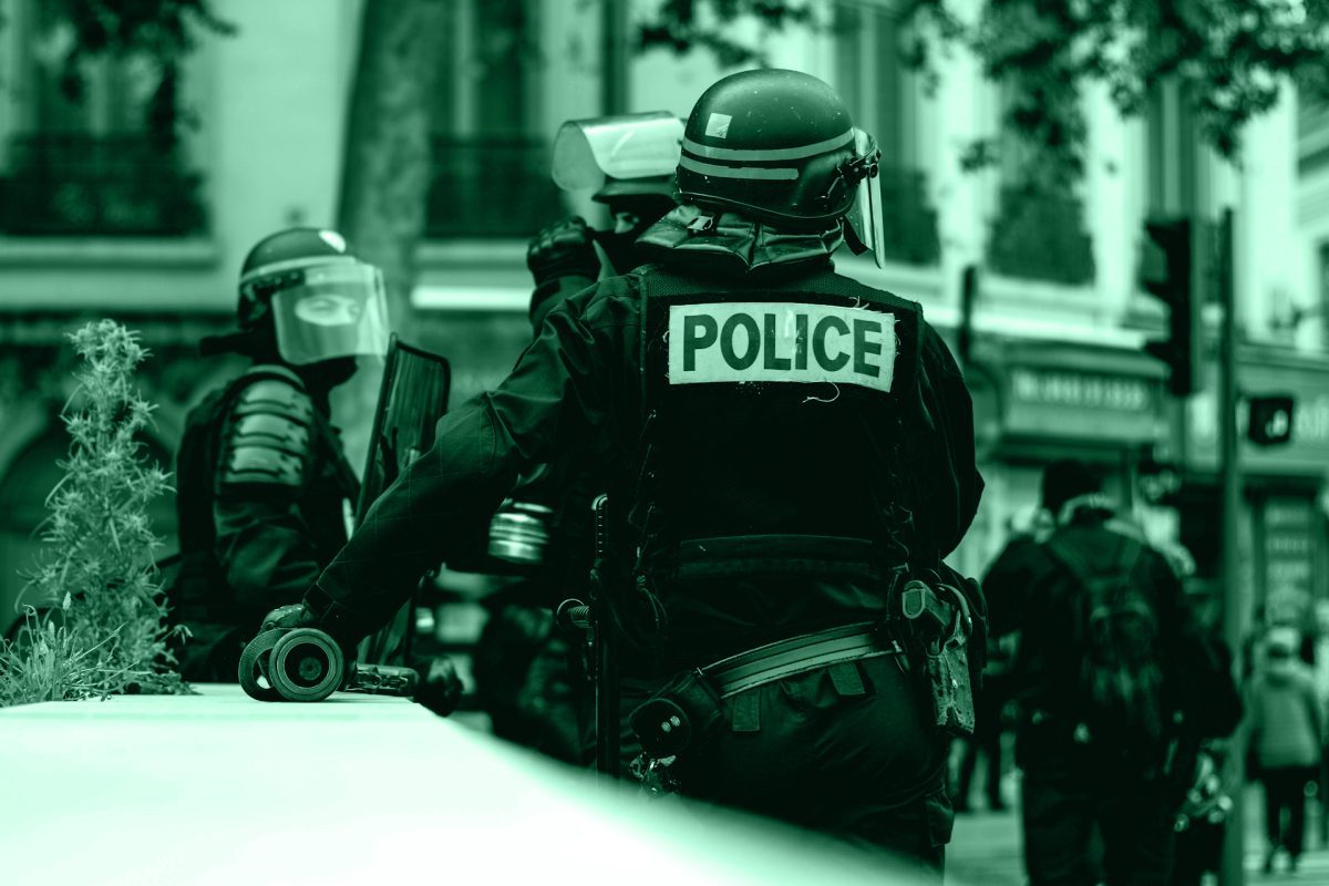 Polizia americana responsabile degli arresti di persone che hanno commesso reati minori ma hanno ricevuto punizioni scioccanti in America.