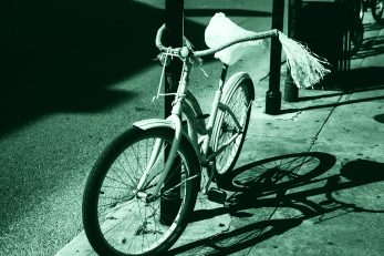 Bicicletta abbandonata a bordo strada che simboleggia il momento del rapimento di Amber Hagerman, al quale seguì l'omicidio della bambina.