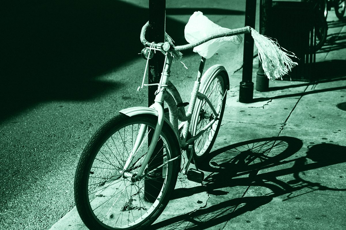 Bicicletta abbandonata a bordo strada che simboleggia il momento del rapimento di Amber Hagerman, al quale seguì l'omicidio della bambina.