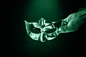 Maschera veneziana con occhi vuoti, simbolo del volto nascosto del sadismo.