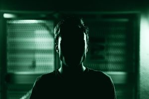 Figura di un uomo con il volto oscurato, simbolo dei serial killer americani mai identificati e non catturati.