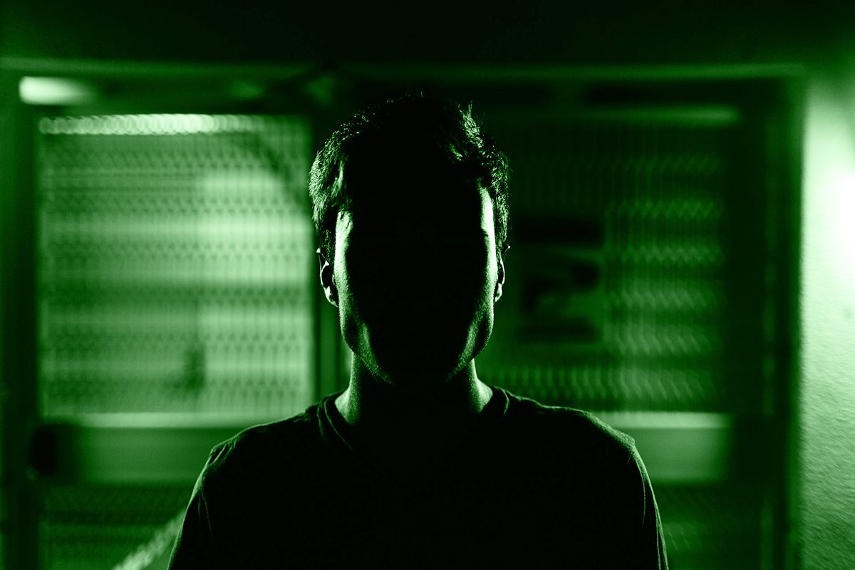 Figura di un uomo con il volto oscurato, simbolo dei serial killer italiani mai identificati e non catturati.