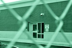 Ingresso di una prigione. Chi sono i serial killer famosi negli USA dopo il 2000? Cinque storie vere, tra violenza, ossessione e indagini che hanno cambiato la giustizia americana.