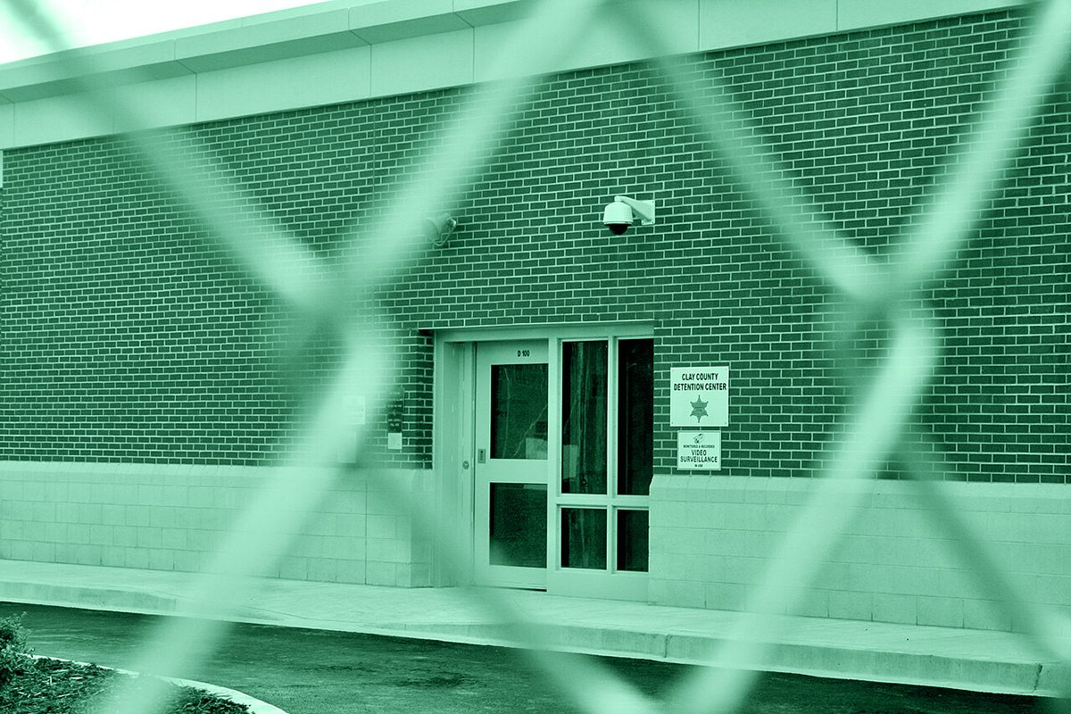 Ingresso di una prigione. Chi sono i serial killer famosi negli USA dopo il 2000? Cinque storie vere, tra violenza, ossessione e indagini che hanno cambiato la giustizia americana.