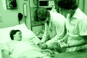 La sindrome di Münchhausen è un disturbo complesso basato sull’inganno medico e psicologico, tra manipolazione del corpo e bisogno di controllo.